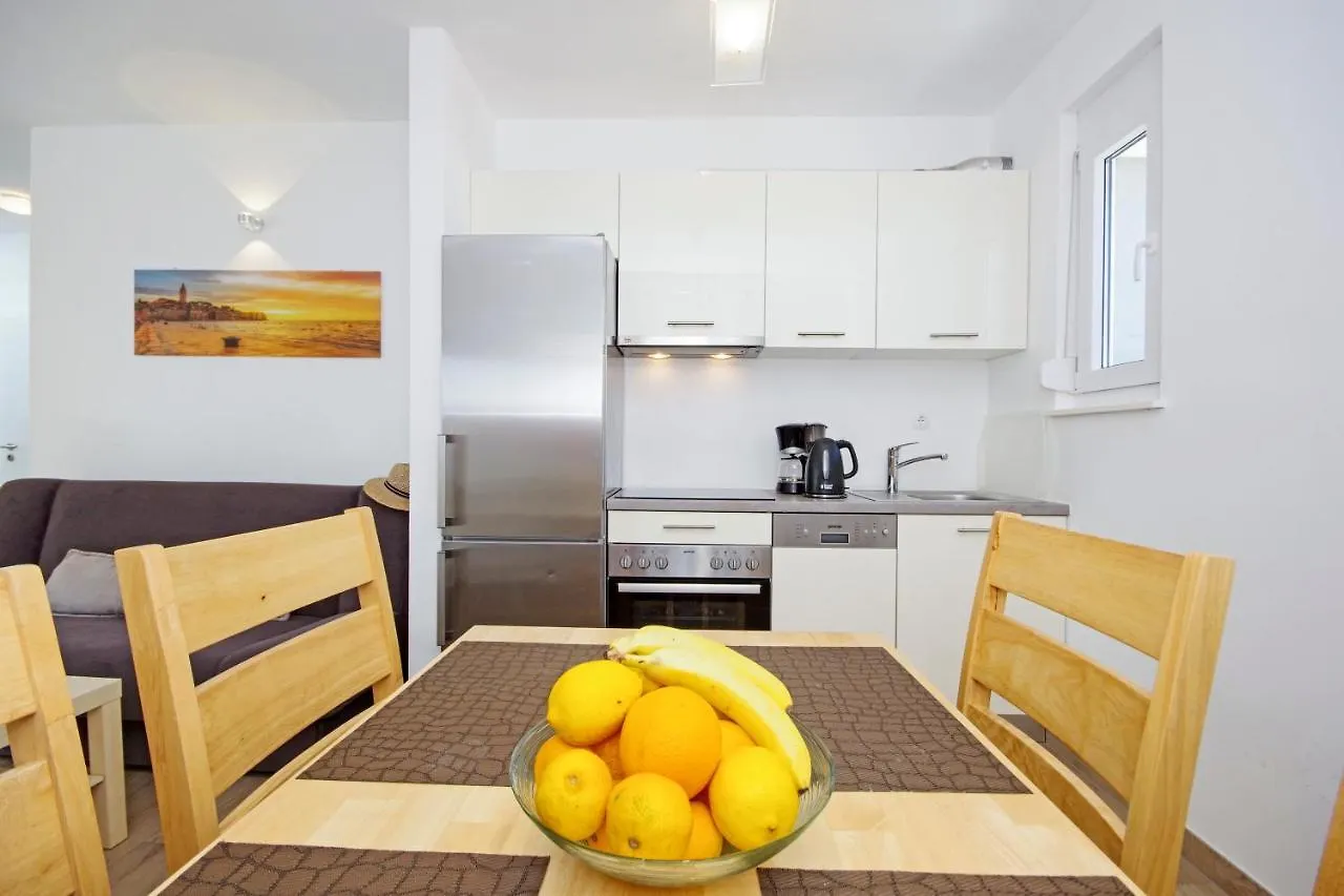 Apartment Laura Privlaka  Croatia