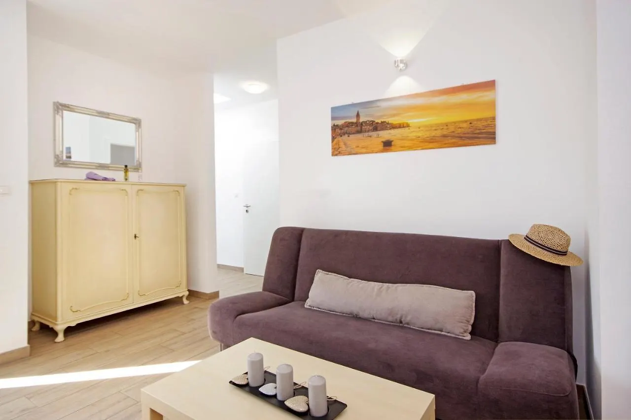 Apartment Laura Privlaka  Croatia